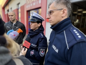 konferencja prasowa na zdjęciu policjant i policjantka udzielający wywiadu