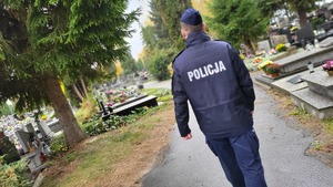 policjant idzie przez cmentarz