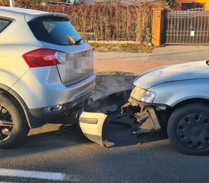 fragmenty 2 aut, 1 auto z uszkodzeniami pokolizyjnymi