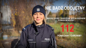 policjantka w umundurowaniu zimowym