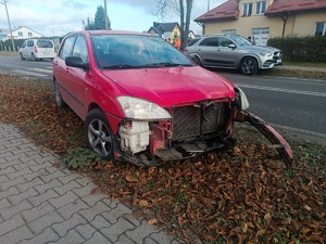 Uszkodzona Toyota Corolla koloru czerwonego po kolizji w Urszulinie