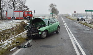 zdarzenie drogowe w miejscowości Stawki, audi z uszkodzeniami pokolizyjnymi widok z przodu, w tle radiowóz policyjny i wóz strażacki