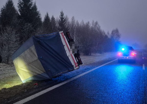 auto przewrócone na bok w tle radiowóz