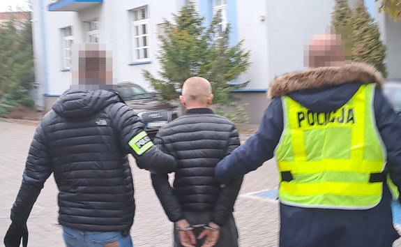 policjanci prowadzą zatrzymanego