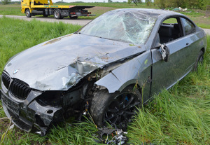 BMW z uszkodzeniami pokolizyjnymi widok z boku