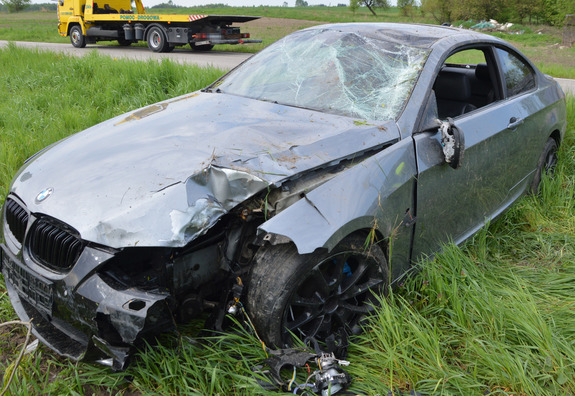 BMW z uszkodzeniami pokolizyjnymi widok z boku