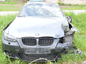 BMW z uszkodzeniami pokolizyjnymi widok z przodu