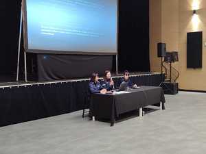 policjanci prowadza debate