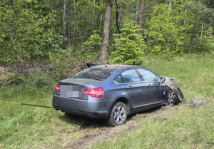 Citroen z uszkodzeniami pokolizyjnymi widok z tyłu