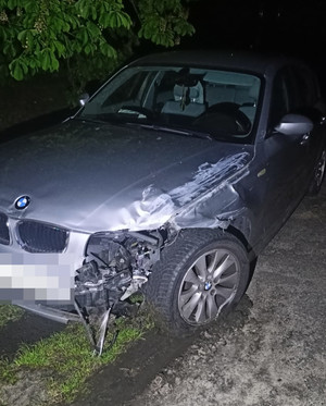 bmw z uszkodzeniami przód pojazdu