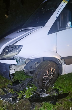 Mercedes z uszkodzeniami przód pojazdu z boku