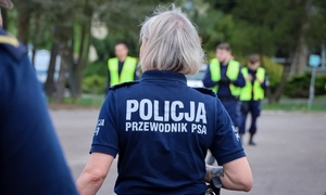 policjantka widok z tyłu napis na koszulce Policja przewodnik psa