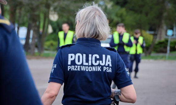 policjantka widok z tyłu napis na koszulce Policja przewodnik psa