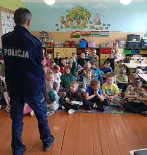 policjant prowadzi pogadankę z dziećmi