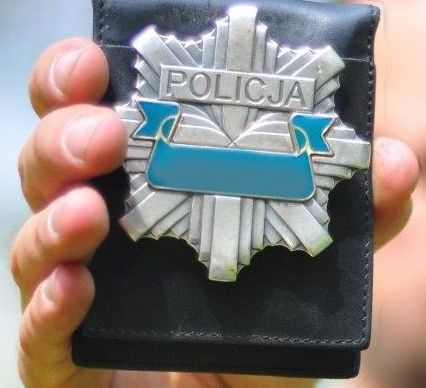 trzymana w ręku policyjna odznaka