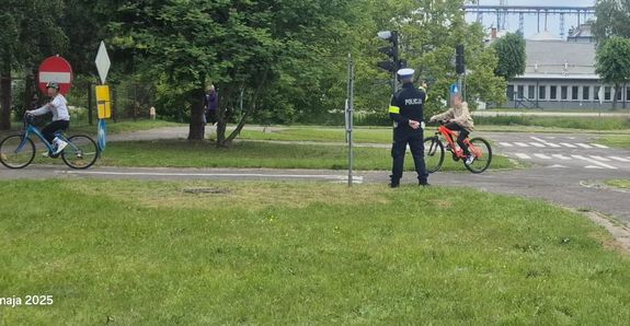 Dzieci jeżdżą na rowerach
