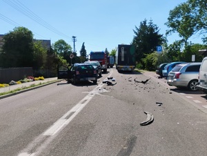 Miejsce kolizji w Starym Brusie - na drodze znajdują się dwa uszkodzone pojazdy