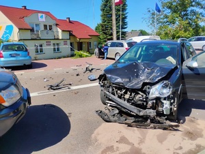 Miejsce kolizji w Starym Brusie - na jezdni znajdują się dwa uszkodzone pojazdy - Volkswagen koloru czarnego i fragment Jeepa