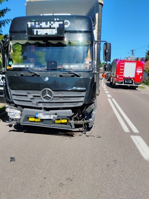 Uszkodzony w kolizji drogowej w Starym Brusie ciężarowy Mercedes koloru czarnego