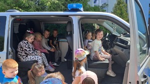 dzieci znajdują się w radiowozie