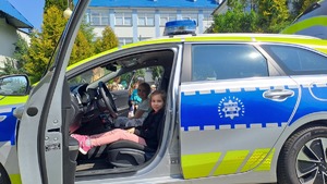 dzieci znajdują się w radiowozie