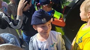 chłopiec z czapką policyjną na głowie