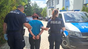 policjanci prowadzą zatrzymaną