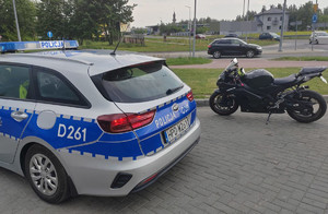 radiowóz - obok motocykl