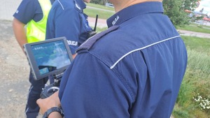 policjant trzyma drona