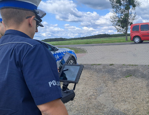 policjanci trzymają drony