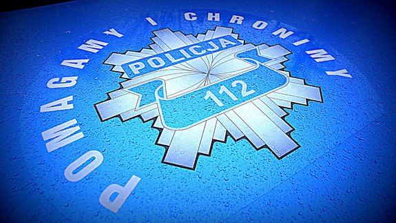 pomagamy i chronimy napis na masce radiowozu