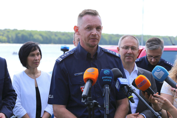 Zastępca Komendanta Wojewódzkiego prowadzi briefing