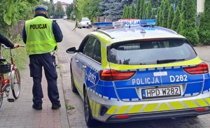 policjant podczas kontroli