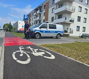 policjanci przy ścieżce rowerowej