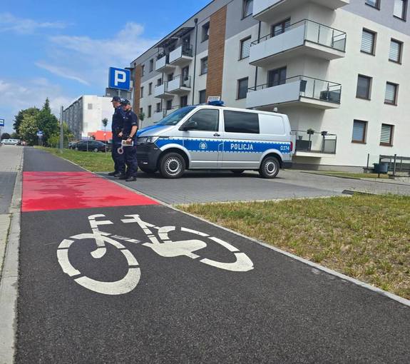 policjanci przy ścieżce rowerowej