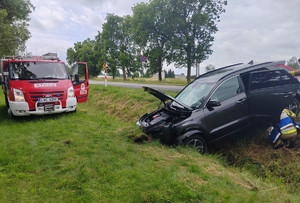 auto w rowie obok wóz strażacki