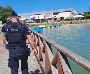 policjant patroluje pomost