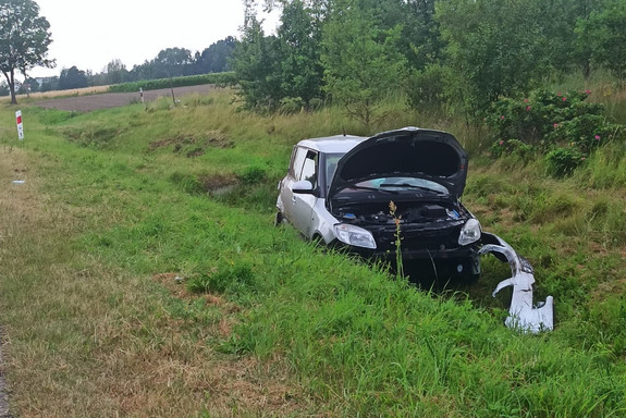 Skoda w rowie z uszkodzeniami