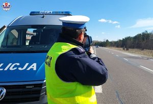 policjant mierzy prędkość
