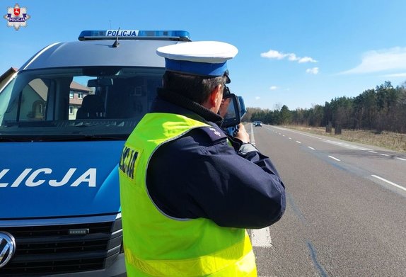 policjant mierzy prędkość