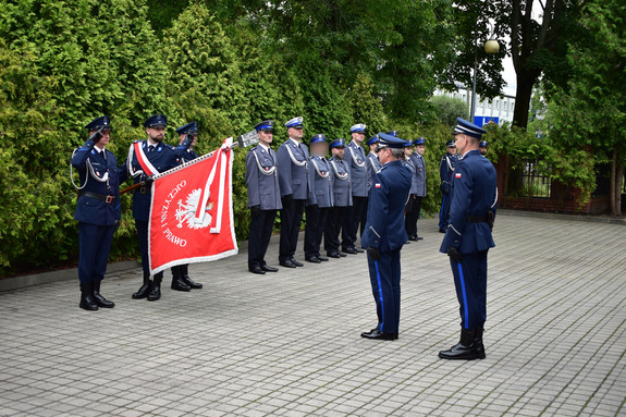 Komendant Wojewódzki wita się ze sztandarem