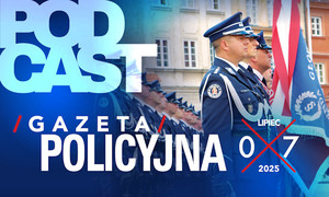 Zdjęcie okładki Gazety Policyjnej z napisem Podcast i wizerunkami policjantów w mundurach galowych ze sztandarem