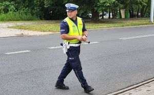policjant ruchu drogowego podczas służby na drodze