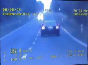 Nagranie z wideorejestratora Policji - kierujący Volvo przekracza dozwoloną prędkość na drodze krajowej numer 82
