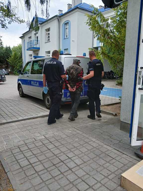 66 latek podejrzany o znęcanie nad rodziną podczas doprowadzenia go do radiowozu przez 2 umundurowanych policjantów