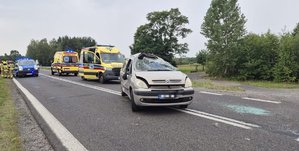 Miejsce kolizji drogowej na drodze krajowej numer 82 na zdjęciu uszkodzony po dachowaniu Citroen, karetka pogotowia oraz radiowóz policyjny