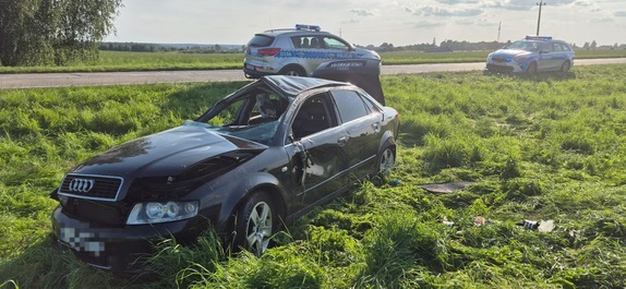 Miejsce wypadku drogowego w Korolówce Osadzie, na zdjęciu rozbite Audi A4 i dwa radiowozy policyjne.