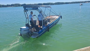 Starszy sierżant Szymon Skrzeczkowski i sierżant Mateusz Kisiel  podczas służby na wodzie