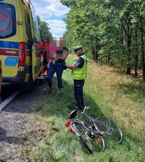 policjant zespół ratownictwa i poszkodowani w zdarzeniu.