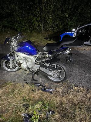 zdjęcie przedstawia uszkodzony motocykl